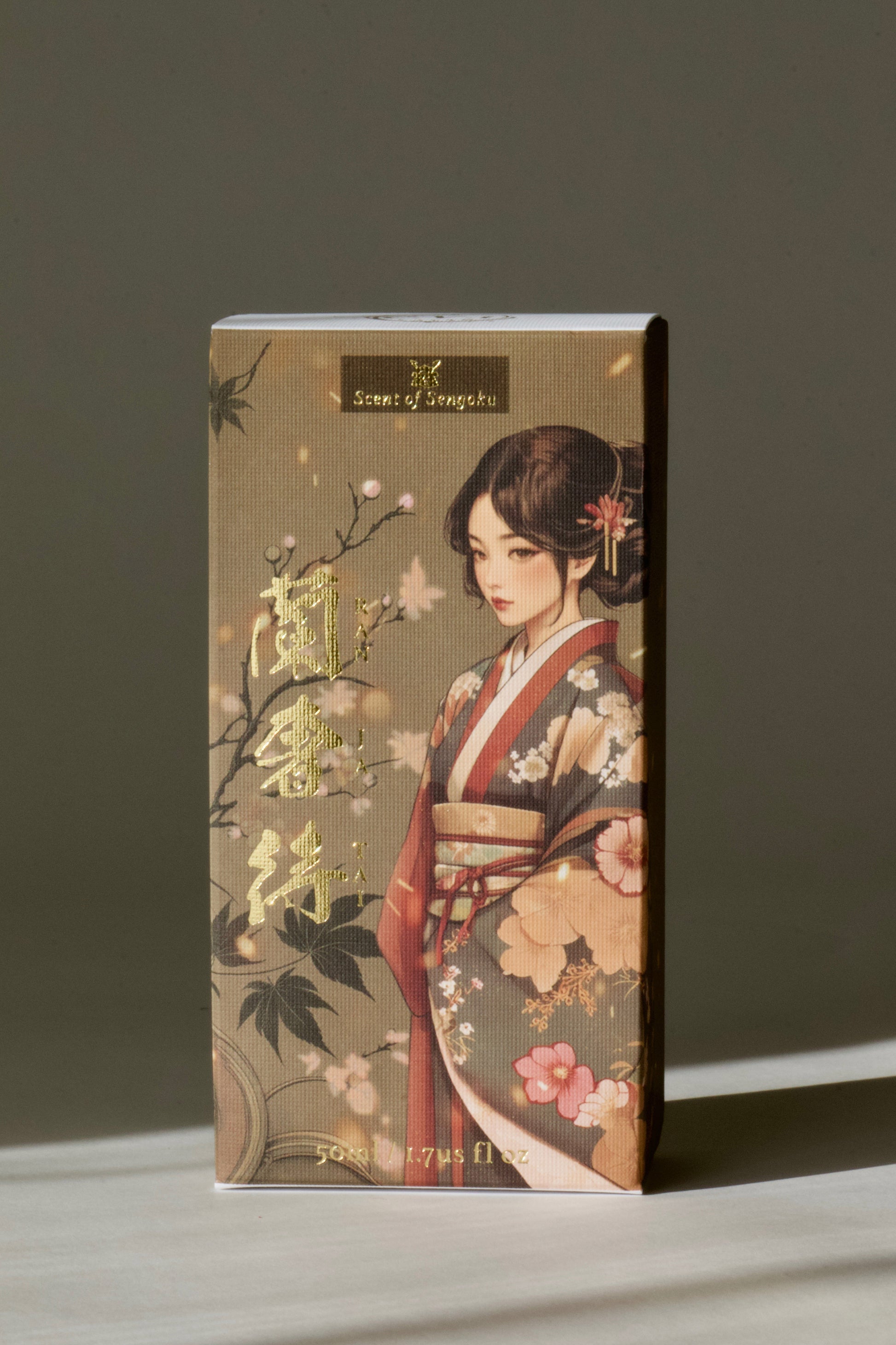 蘭奢待香水の美しいパッケージデザイン、伝統的な和装の女性が描かれたイラスト。